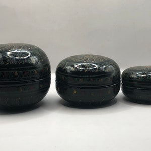 Set of Three Vintage Round Nesting Boxes.  Trinket box set. Keepsake Boxes w/Lids.  Nestling Boxes.