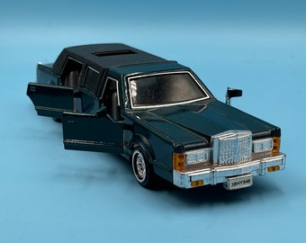 1996 Green Lincoln Superior Limousine Die Cast 1:43 SS9732.  Boomerang Antenna.  Sun Star 9732.