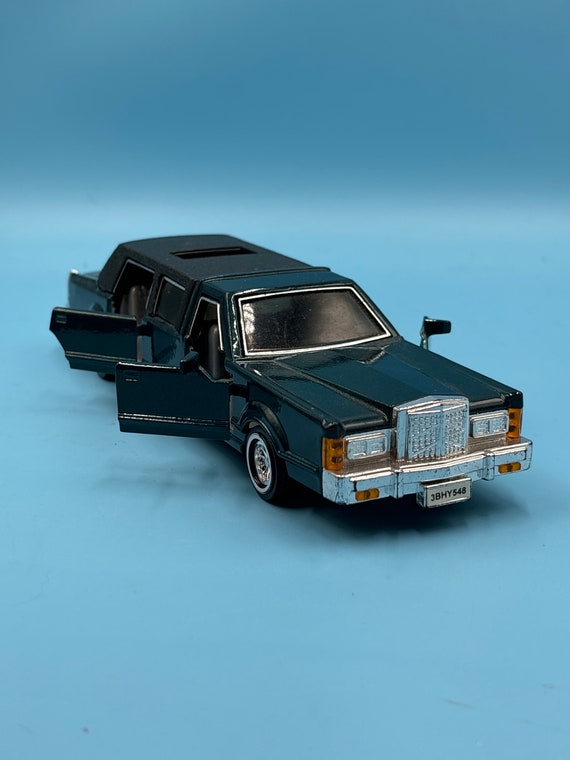 Diecast lincoln town car discount