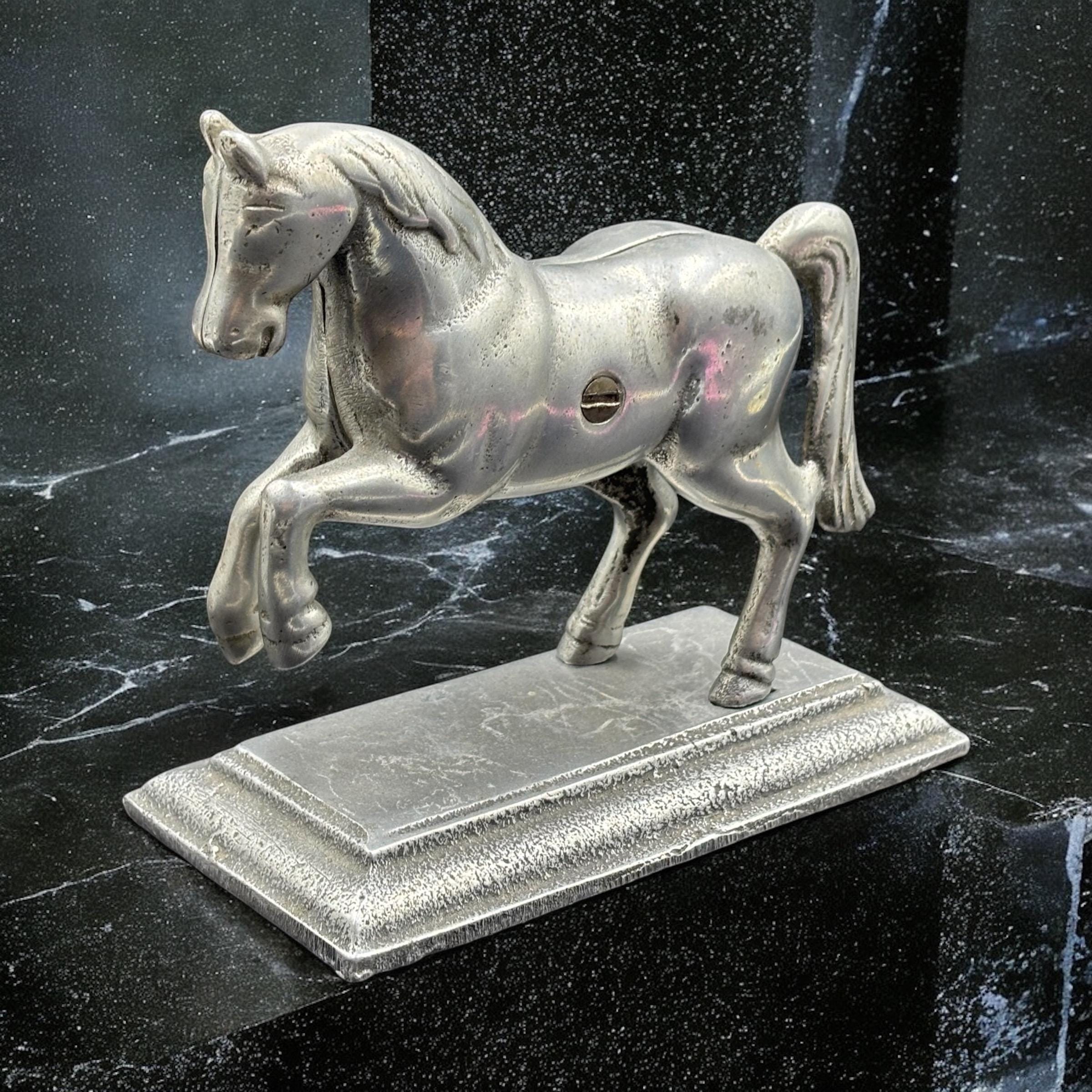 1900年代初頭のアンティークな鋳造アルミニウム製馬の置物。馬の置物