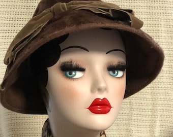 1920er Jahre Modischer Cloche Stil Hut. Braune Velour Mütze. Im Rockabilly-Stil. Damen Vintage Accessories.Ladies Antique Hat. Frühes Jahrhundert Glam.