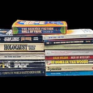 Eine Taschenbuchsammlung von 14 Romanen gemischter Genres.  Großeinkauf. Hauptbibliothek . Bücherbund. Vintage Bücher. Begeisterter Leser.