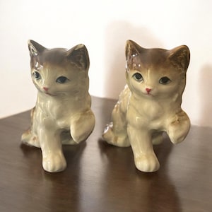 Vintage 1950s Japan Ceramic Cats – Paw Up Pose – Adorable Mid-Century Kitty Figurines. Cat Lovers. Small Cat Statues. Tiny Ceramic Kitties.