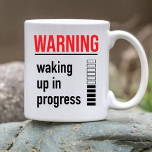 Despertando en progreso SVG: Diseño divertido para taza de café (Descarga digital)