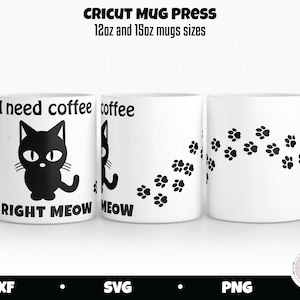 Op de afbeelding: Drie witte mokken met zwarte ontwerpen. De mok links heeft een zwarte kat en de tekst "Ik heb koffie nodig meteen miauw". De middelste mok heeft een zwarte kat en de tekst "koffie miauw". De mok rechts heeft een spoor van zwarte poot afdrukken.