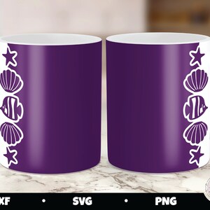 Puede incluir: Dos tazas moradas con un diseño blanco de una estrella de mar, conchas y un pez en el lateral. Las tazas están sobre una superficie de mármol blanco.