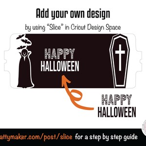 以下が含まれることがあります： 「HAPPY HALLOWEEN」というテキストと、吸血鬼、コウモリ、棺桶、そして2番目の「HAPPY HALLOWEEN」というテキストを指す矢印の画像が描かれた白黒のグラフィックデザイン。テキストはストライプ模様でスタイリッシュにデザインされています。