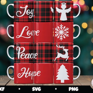 Op de afbeelding: Set van zes rode en zwarte geruite mokken met witte tekst en afbeeldingen. De mokken bevatten de woorden "Vreugde", "Liefde", "Vrede", "Hoop" en afbeeldingen van een engel, een sneeuwvlok, een rendier en een kerstboom.
