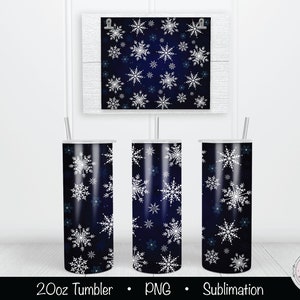 Op de afbeelding: Drie 20oz sublimatiebekers met een ontwerp van witte sneeuwvlokken op een donkerblauwe achtergrond. De bekers worden getoond met rietjes. Het ontwerp wordt ook getoond op een aparte witte achtergrond.