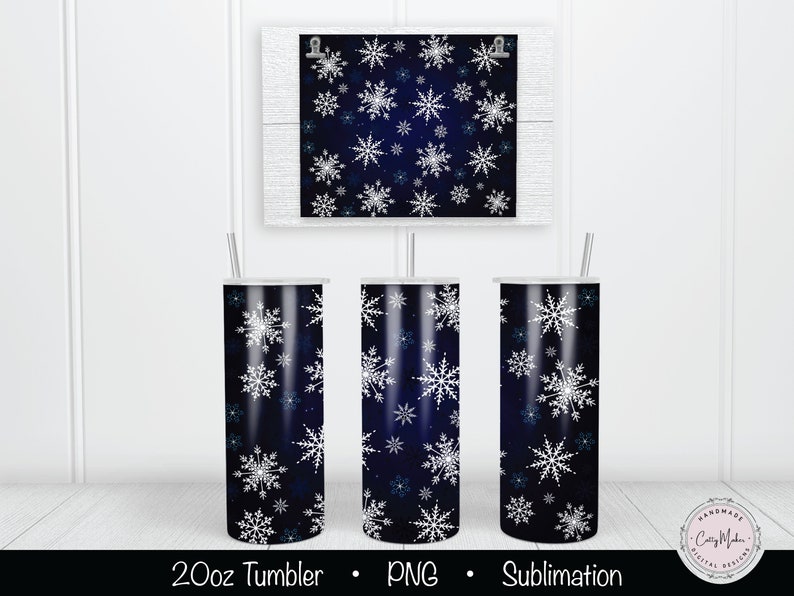 Op de afbeelding: Drie 20oz sublimatiebekers met een ontwerp van witte sneeuwvlokken op een donkerblauwe achtergrond. De bekers worden getoond met rietjes. Het ontwerp wordt ook getoond op een aparte witte achtergrond.