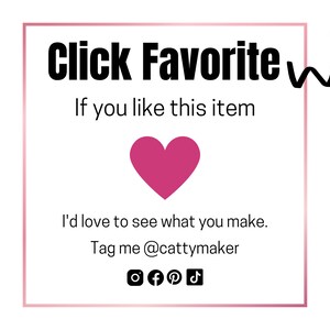 Op de afbeelding: Een wit vierkant met een roze hart in het midden. De tekst "Click Favorite" staat bovenaan het vierkant. Onder het hart staat de tekst "Als je dit artikel leuk vindt, wil ik graag zien wat je maakt. Tag me @cattymaker". Social media-pictogrammen voor Instagram, Facebook, Pinterest en TikTok staan onder de tekst.