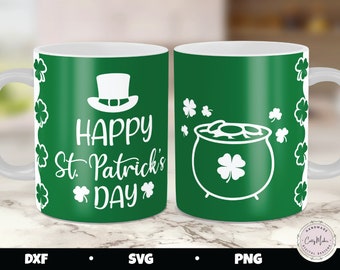 Può includere: Due tazze bianche con sfondo verde. Una tazza ha un cappello da folletto bianco e il testo "Happy St. Patrick's Day". L'altra tazza ha un pentolone d'oro bianco con trifogli.