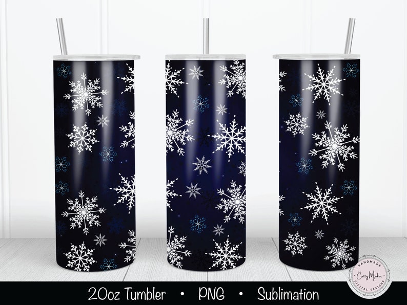 Op de afbeelding: Een sublimatieontwerp voor een 591 ml tumbler met een donkerblauwe achtergrond en witte sneeuwvlokken. Het ontwerp is perfect voor wintervakanties en feestdagen.