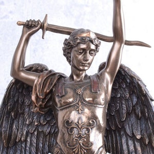 Erzengel Sankt Michael kämpft gegen den Teufel Figur