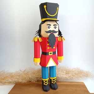 Papier Nussknacker Dekofigur in Geschenkbox, Papierskulptur Weihnachtsdeko, Origami Figur zum Hinstellen