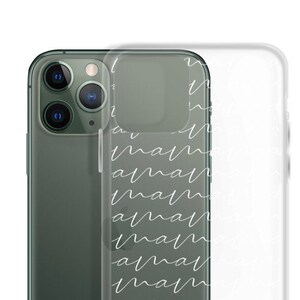 Puede incluir: Una funda transparente para teléfono con un diseño blanco de la palabra "mama" repetida en diagonal.