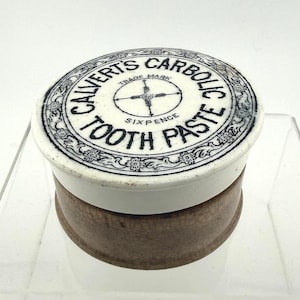 Tapa y base de un antiguo tarro de pasta de dientes inglés de la época victoriana, "Calverts Carbolic".
