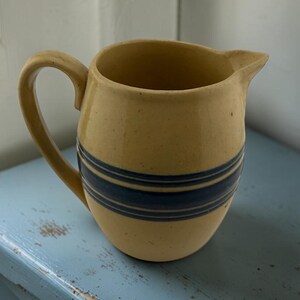 Brocca antica in ceramica gialla con strisce blu
