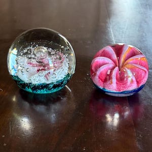 Vintage Scottish Glass Paper Weights Your Choice, Selkirk Glass Controlled Bubble or Epiphany JaneE Pink Ruby Fruit, Your Choice
