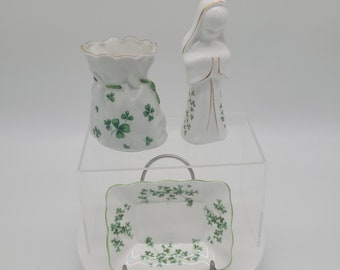 Plato de baratijas, jarrón y figuras de niño rezando de porcelana china con forma de trébol vintage