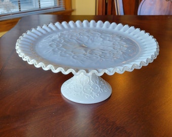 Alzata per torta in vetro lattiginoso con pizzo spagnolo Fenton Silver Crest vintage