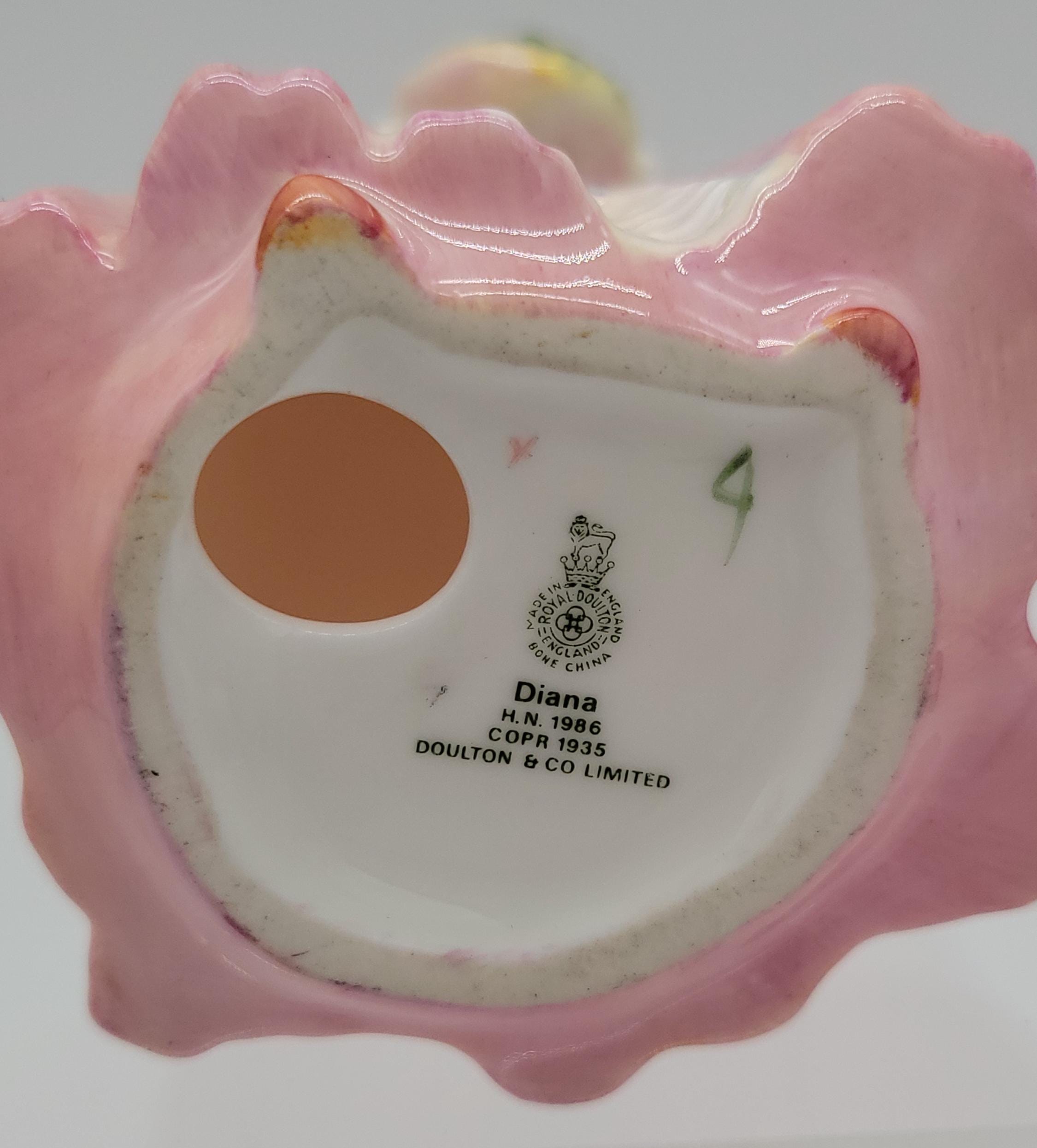 ヴィンテージ ロイヤルドルトン ガールフィギュア：ダイアナ妃または