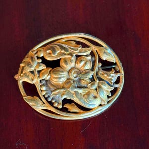Jugendstil Brosche aus Vergoldetem Metall: Floraler Viktorianischer Schmuck