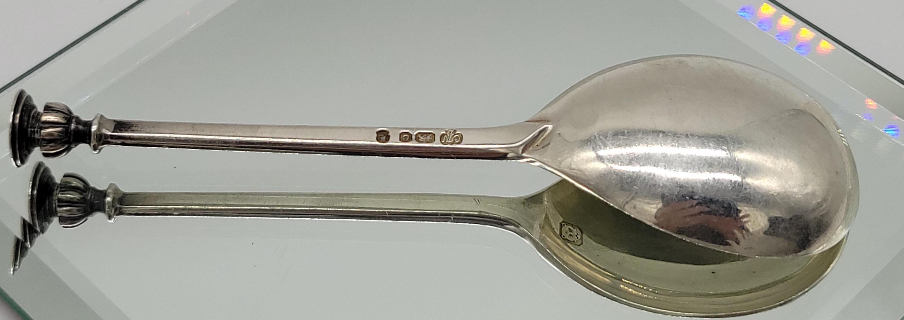 ヴィンテージのエリザベス2世女王銀婚式記念スプーン。英国ロンドンの