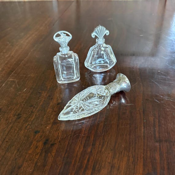 フランス製ヴィンテージ 20世紀中頃 スターリングシルバー パフュームボトル Vintage French Crystal Perfume Bottle: Art Nouveau Pewter Lid