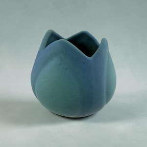 Jarrón vintage Van Briggle Ming Blue Tulip