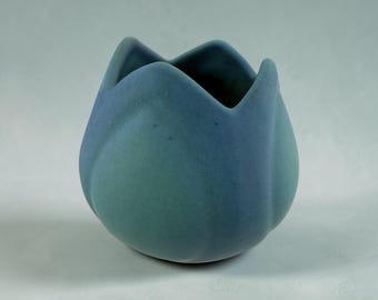 Vaso vintage Van Briggle Ming con tulipani blu.