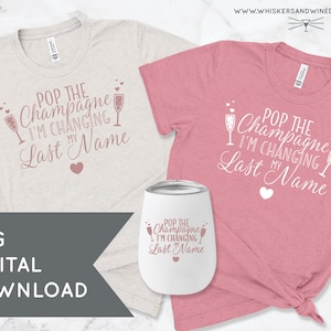 Puede incluir: Dos camisetas de color rosa y beige con el texto "Pop the Champagne I'm Changing My Last Name" en letras blancas y rosas. Un vaso blanco con el mismo texto está en el centro de la imagen.