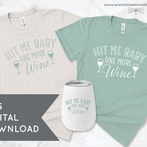 Peut inclure: Deux t-shirts de couleur claire avec le texte "Hit me baby one more wine" en lettres blanches et un graphique de verre à vin. Un gobelet blanc avec le même texte et le même graphique est au centre de l'image. Le texte "SVG Digital Download" est en bas de l'image.