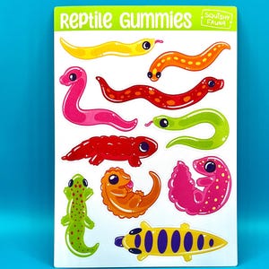 Könnte beinhalten: Ein Blatt mit bunten Gummireptil-Aufklebern mit dem Text "Reptile Gummies" und "Squishy Favors" oben. Die Aufkleber zeigen verschiedene Reptilien, darunter eine Schlange, ein Eidechse, ein Alligator und eine Schildkröte.