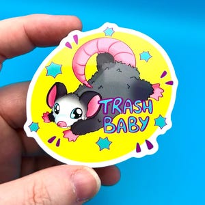 Pegatina de vinilo brillante, resistente a la intemperie y troquelada, de zarigüeya bebé basura para botellas, portátil, planificador, diario, arcade retro neón, lindos animales de papelería