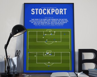 Puede incluir: Un póster azul y verde con un campo de fútbol. El póster tiene el texto "STOCKPORT" en letras blancas grandes en la parte superior. El texto "STOCKPORT COUNTY 2-0 MORECAMBE" está en letras blancas más pequeñas en la parte superior. El texto "2023/24 LEAGUE TWO" está en letras blancas más pequeñas debajo de los nombres de los equipos. El texto "AND THERE IT IS! COUNTY ARE PROMOTED! THE HATTERS ARE BACK IN LEAGUE ONE! WHAT A MOMENT FOR THESE FANS, CUE THE PITCH INVASION! ALL THE PLEAS IN THE WORLD WERE NOT GOING TO STOP THESE SUPPORTERS!" está en letras blancas debajo del campo de fútbol. El texto "EDGELEY PARK, STOCKPORT / 10,148 ATTENDANCE / 13TH APRIL 2014" está en letras blancas más pequeñas debajo del texto.