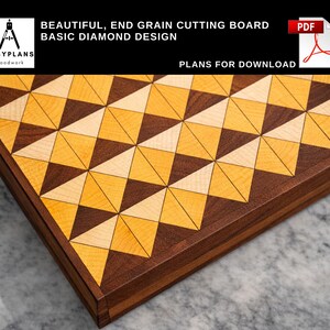 Peut inclure: Un plan de travail en bois avec un motif géométrique en losange. Le plan de travail présente des triangles alternés de bois clair et foncé, encadrés par une bordure marron foncé. Le texte "BEAUTIFUL, END GRAIN CUTTING BOARD BASIC DIAMOND DESIGN" est visible.
