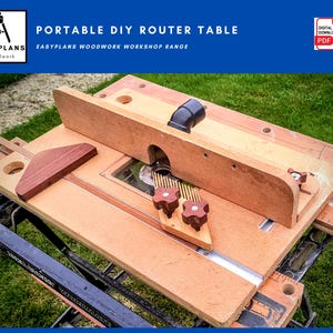 Puede incluir: Una mesa de enrutador DIY portátil hecha de madera con un enrutador montado en la parte superior. La mesa tiene una cerca y una regla de inglete para cortes precisos. La mesa está sentada sobre un soporte de metal negro. La imagen incluye el texto "PORTABLE DIY ROUTER TABLE" y "EASYPLANS WOODWORK WORKSHOP RANGE".