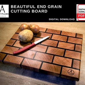 Op de afbeelding: Een houten snijplank met een baksteenpatroon, gemaakt van eindkorrelhout. De plank heeft zwarte lijnen tussen de bakstenen. Een mes en wat uien liggen op de plank. DIGITALE DOWNLOAD PDF