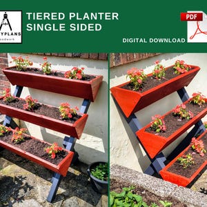 Puede incluir: Un jardinera de madera de tres niveles, pintada de rojo con soportes azul oscuro. Cada nivel contiene tierra y plantas con flores. La imagen muestra el texto "TIERED PLANTER SINGLE SIDED" y "DIGITAL DOWNLOAD".