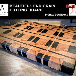 Pode incluir: Um plano de download digital para uma bela tábua de cortar de grão final. A tábua é feita de madeira clara com detalhes em madeira escura e tem um padrão de tabuleiro de xadrez.