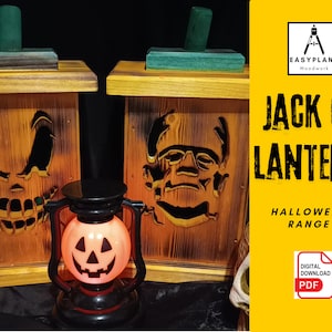 Puede incluir: Dos linternas de madera Jack-O'-Lantern con caras talladas, una con una cara de calabaza tradicional y la otra con una cara de Frankenstein. Una pequeña linterna negra con una cara de calabaza y un brillo naranja está en primer plano. El texto "JACK O' LANTERN HALLOWEEN RANGE DIGITAL DOWNLOAD PDF" está sobre un fondo amarillo.