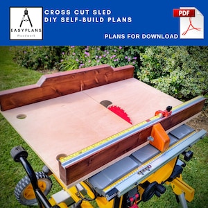 Puede incluir: Un carro de corte transversal para proyectos de carpintería DIY. El carro tiene una base de madera con una hoja de sierra roja, una valla marrón y una guía de medición. El texto "CROSS CUT SLED DIY SELF-BUILD PLANS" está incluido.