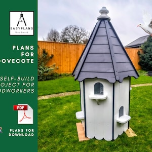 Op de afbeelding: Een witte en grijze duiventil met een puntdak, kleine ramen en een decoratieve bovenkant. De afbeelding bevat de tekst "PLANS FOR DOVECOTE" en "SELF-BUILD PROJECT FOR WOODWORKERS". Een PDF-pictogram is ook zichtbaar. Een duif vliegt op de achtergrond.