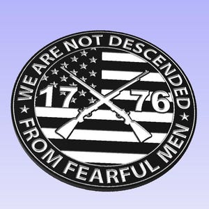 Puede incluir: Pegatina circular en blanco y negro con el texto "We are not descended from fearful men" y "1776" con rifles cruzados y una bandera estadounidense en el centro.