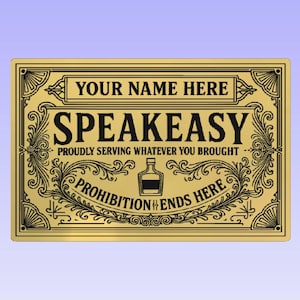 Op de afbeelding: Een rechthoekig goudkleurig bord met zwarte tekst en decoratieve krullen. Het bord leest "YOUR NAME HERE" bovenaan, met "SPEAKEASY" in grote letters eronder. De tekst "PROHIBITION ENDS HERE" is ook zichtbaar.