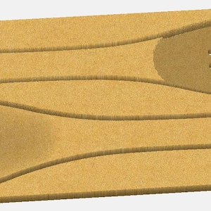 Puede incluir: Una tabla de cortar de madera con dos formas recortadas de utensilios de cocina. El recorte superior es una espátula ranurada y el recorte inferior es una cuchara con un agujero en el centro.
