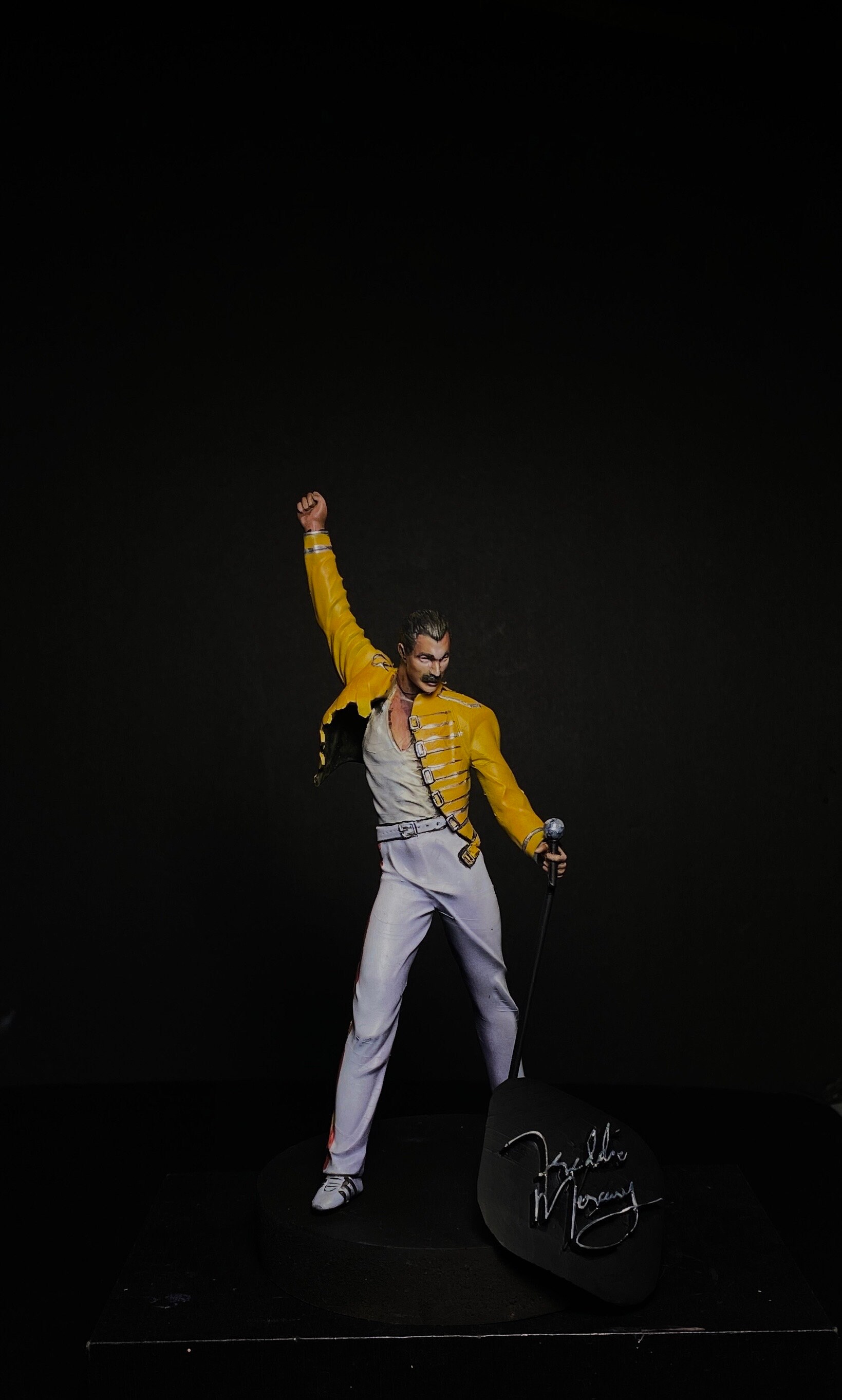 Freddie Mercury and Queen at Wembley / 15 Cm (6