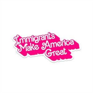 以下が含まれることがあります： 「Immigrants Make America Great」という白い文字が書かれたピンクのステッカーです。