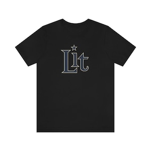 以下が含まれることがあります： 星が「L」の上に付いた、ネイビーブルーとゴールドの「Lit」のグラフィックがプリントされた黒いTシャツです。